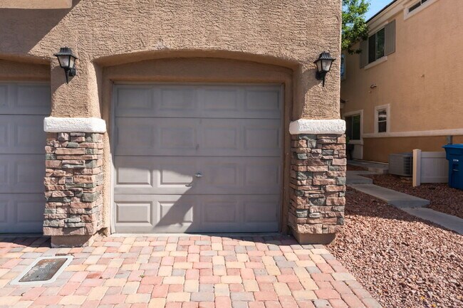 Building Photo - Gated Community Townhome 2 bedroom, 2 bathroom, 1 car garage