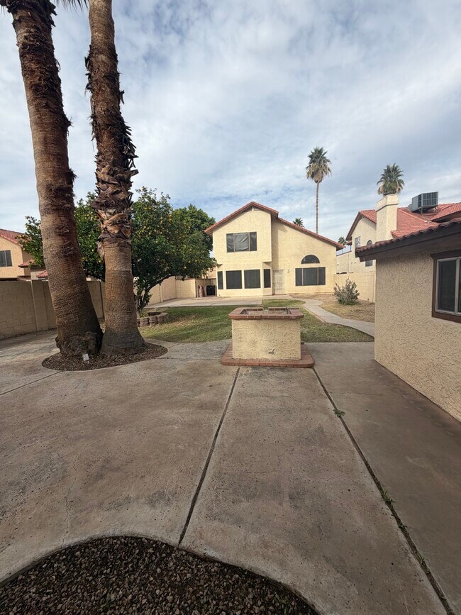 Building Photo - 949 E Gila Ln