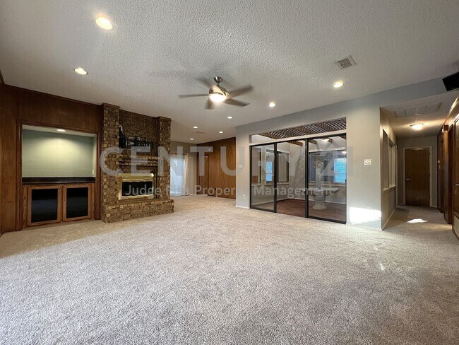 Building Photo - Spacious Single Story 3/2/2 Situated in Prime Bedford Location For Rent!