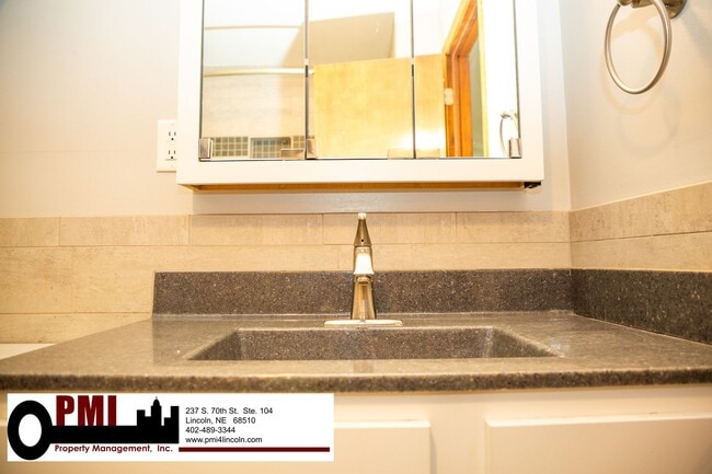 Building Photo - 3 Bedroom and 1.5 bathroom House for rent