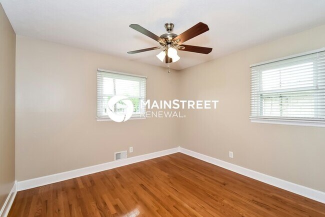 Building Photo - 3 Bedroom Pet-Friendly Home in Hillview, KY with Main Street Renewal