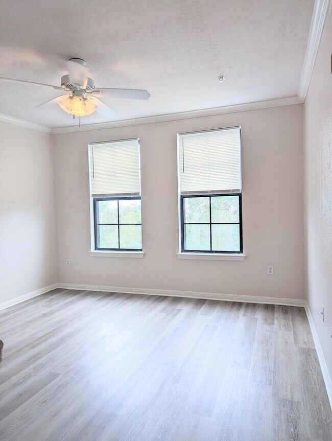 Building Photo - Updated clean and ready for move in! 1x1 5...