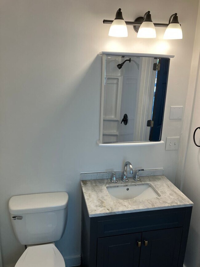 Building Photo - Remodeled One Bedroom Apartment in North S...