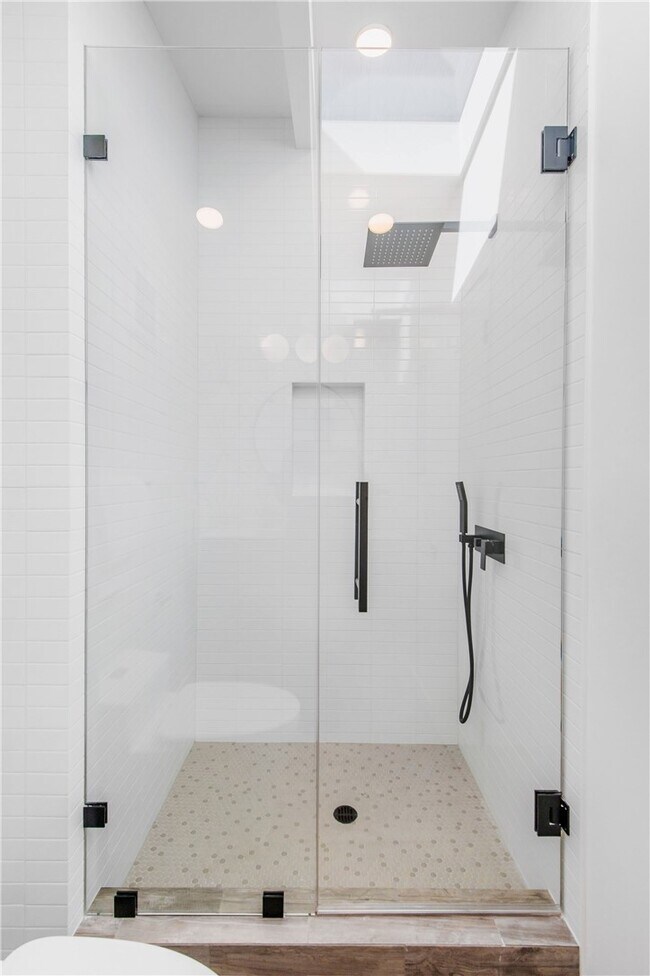 Building Photo - 816 The Strand