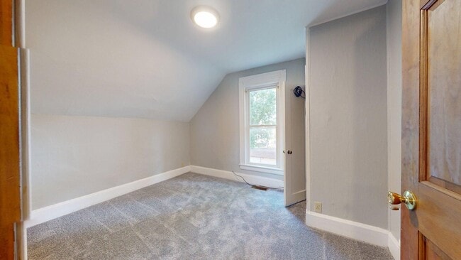 Building Photo - Madison/W.95th neighborhood : 3 bedroom/1 bath single family house available NOW.