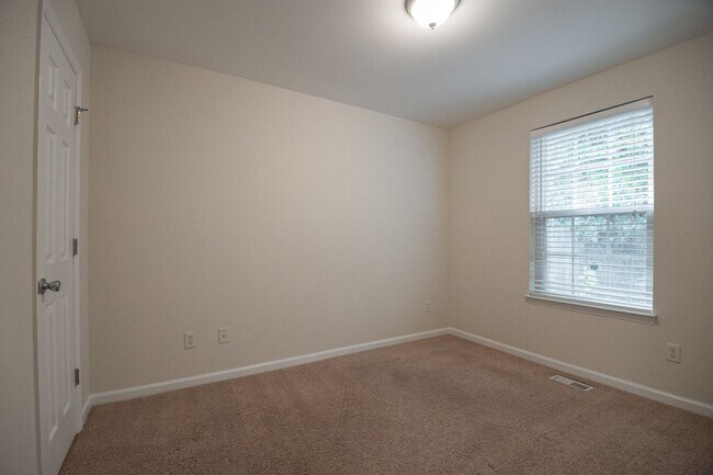 Building Photo - Comfortable 3 Bedroom / 2 Bath One - Level Home in Tuscaloosa-Lakewood Neighborhood!