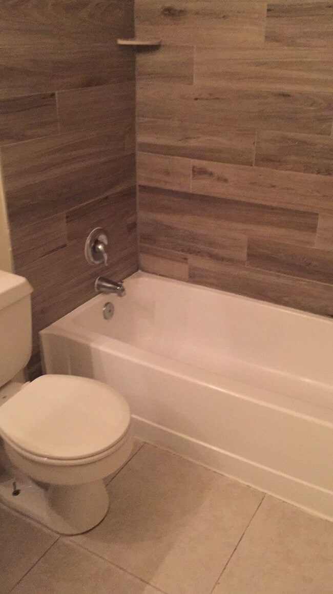 Building Photo - 212 Palm Cir E