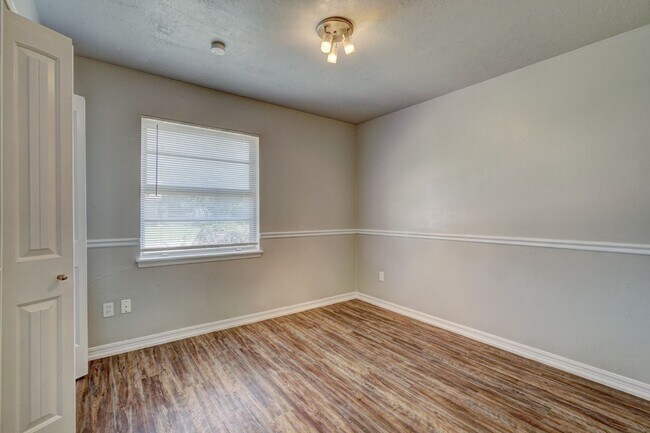 Building Photo - Nice 4 Bed 1.5 Baths Located near Tinker Diagonal