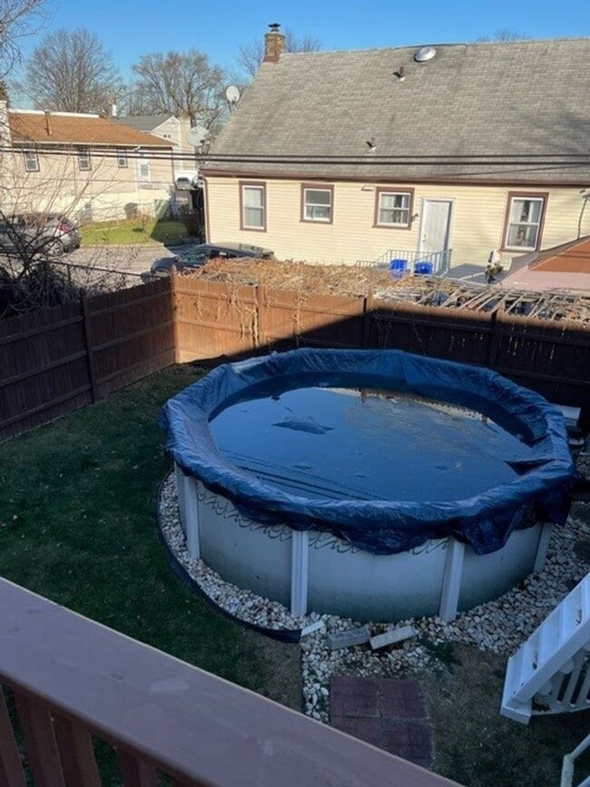 Building Photo - Stunning 6-Bedroom Home with Parking Spot and Large Yard! Available NOW!