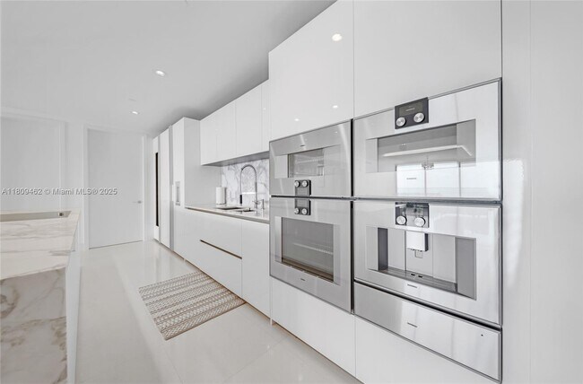Building Photo - 10201 Collins Ave