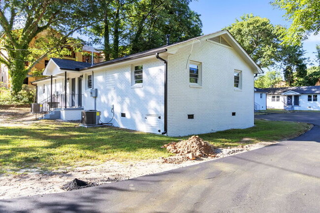 Building Photo - Newly Renovated 2Bd/1Ba Duplex 3 Mi to Dow...