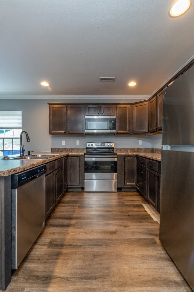 Building Photo - 920 Warrior Hill Dr