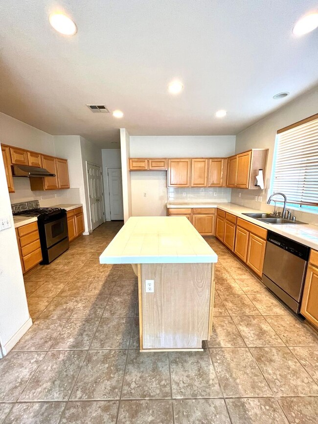 Building Photo - Beautiful 4 Bedroom 2.5 Bath Single Family...
