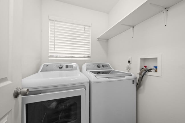 Building Photo - 6208 Pembroke Dr