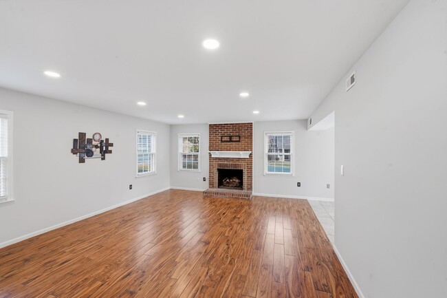 Building Photo - Don’t Miss This Beautiful 3BR Stone Orchard Home with Warm Wood Floors & Fireplace!