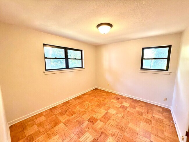 Building Photo - 424 Highland Park Dr
