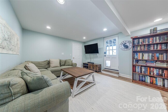 Building Photo - 2101 Dartmouth Pl