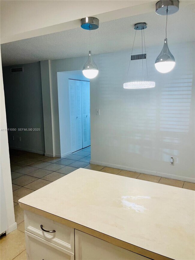 Building Photo - 6900 SW 39th St