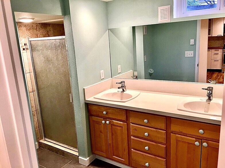 Building Photo - 5404 NE 54th Ave