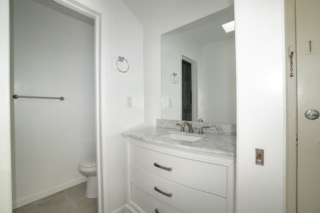 Building Photo - 932 South Westmoreland Avenue, Unit 308