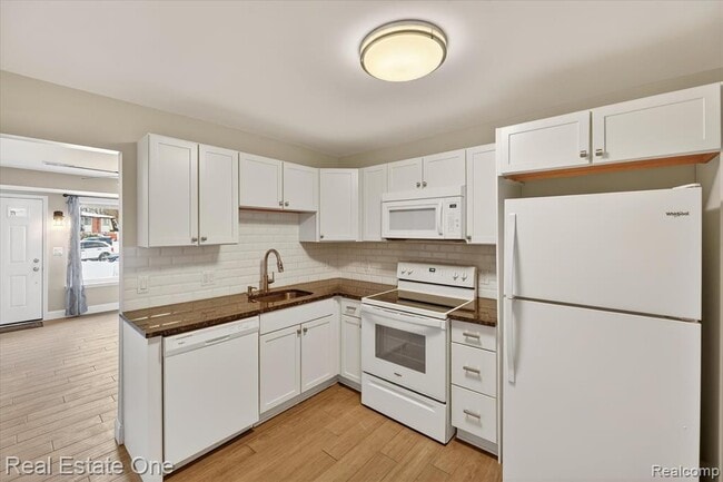 Building Photo - 874 N Main St