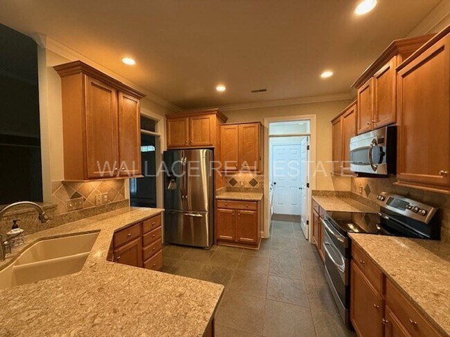 Building Photo - MAIN LEVEL LIVING IN THE HEART OF FARRAGUT...4 BEDROOM!!