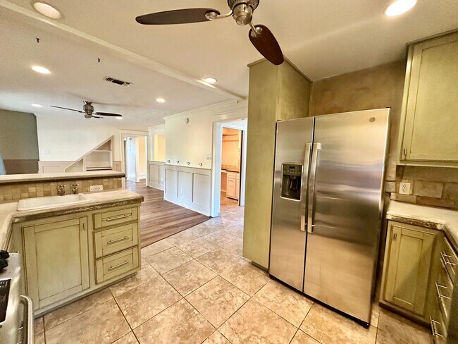 Building Photo - 5719 Fairview Dr