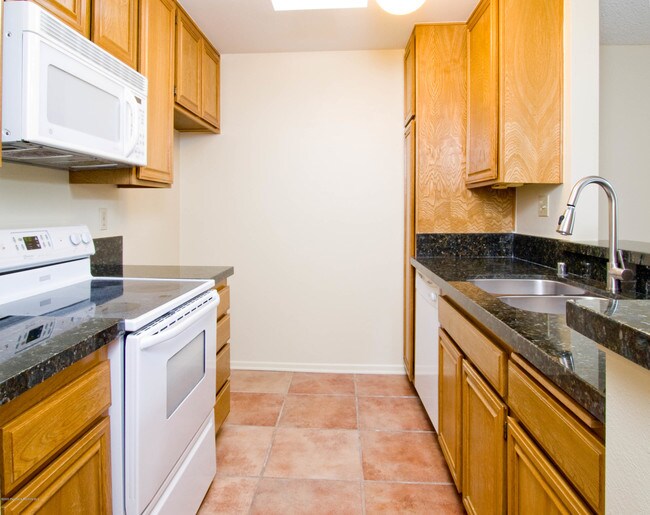 Building Photo - 898 Temple Terrace