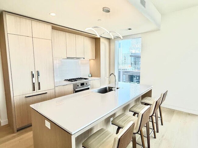 Building Photo - Gorgeous 30th Floor 2BD / 2BA Corner Sky R...