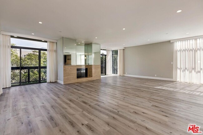 Building Photo - 323 N Palm Dr