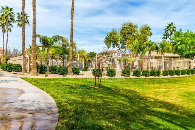 Building Photo - 1384 S Sabino Dr