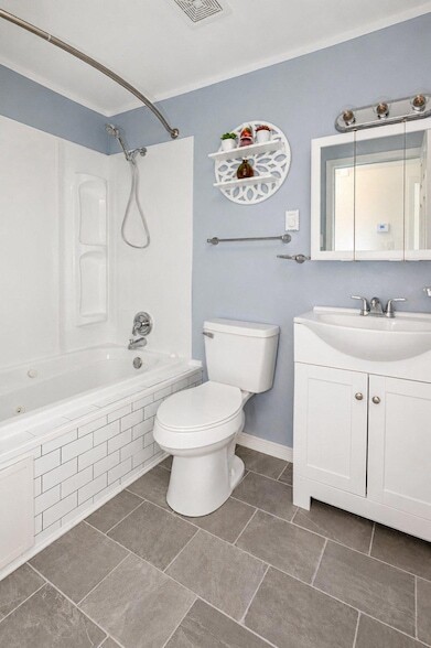 Building Photo - 427 Dogwood Dr