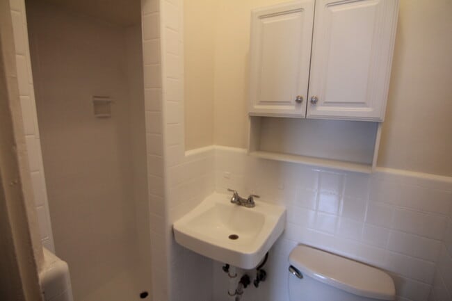 Building Photo - 652 S Dunsmuir Ave