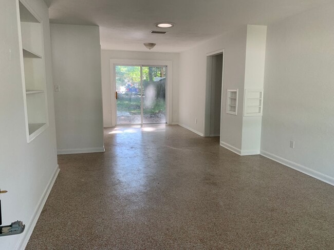 Building Photo - 760 Greenway Pl