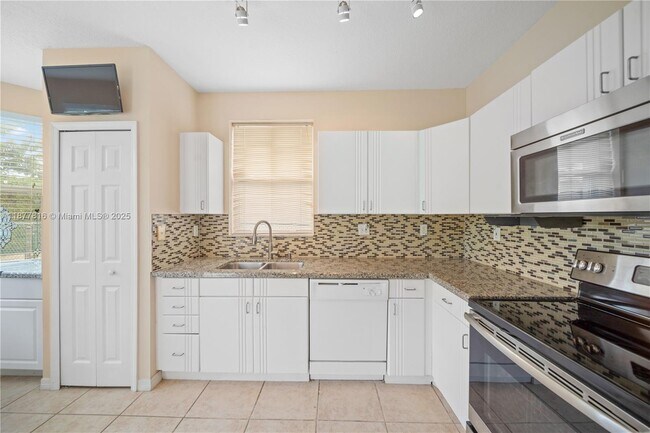 Building Photo - 12543 SW 119th Pl
