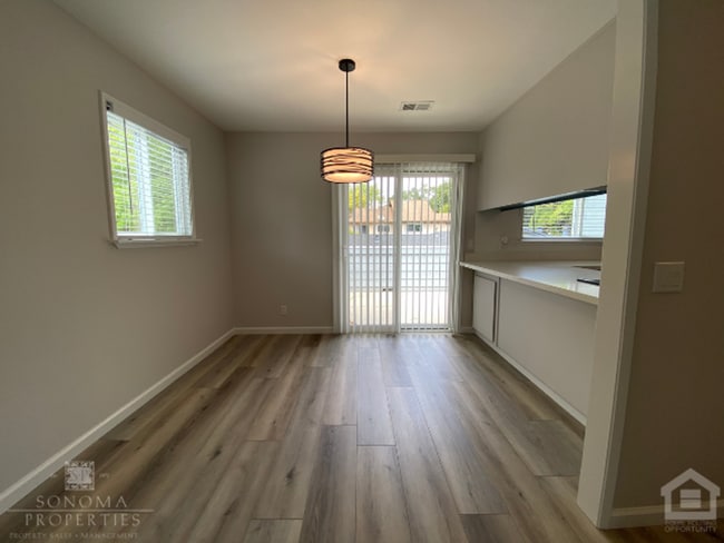 Building Photo - 2BD/2BA Upstairs Duplex with Garage