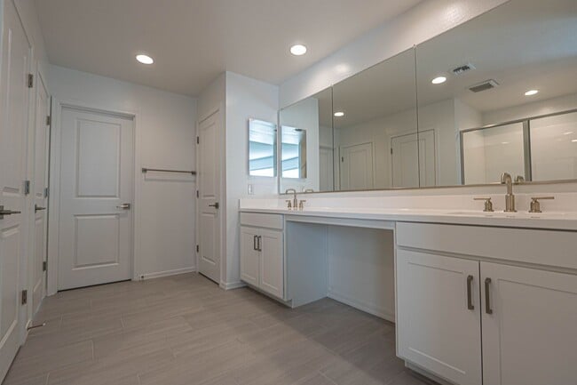 Building Photo - Stunning Sundrop Model Home – Brand New an...
