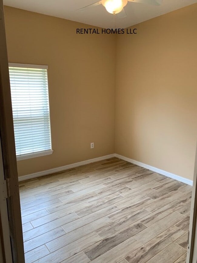 Building Photo - Three Bedrooms and a Bonus Room and 2 Bath...