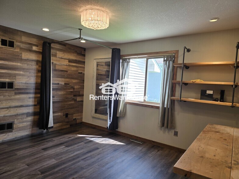 Building Photo - 930 Aspen Cir