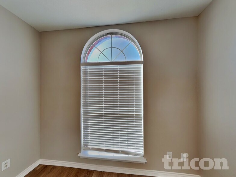 Building Photo - 223 Troy Ln