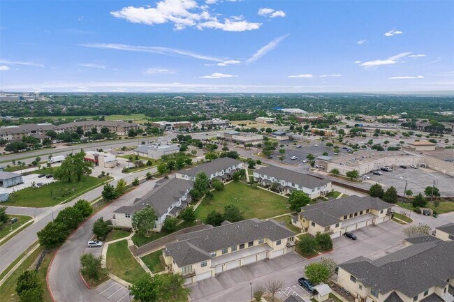 Building Photo - 2101 Town Centre Dr