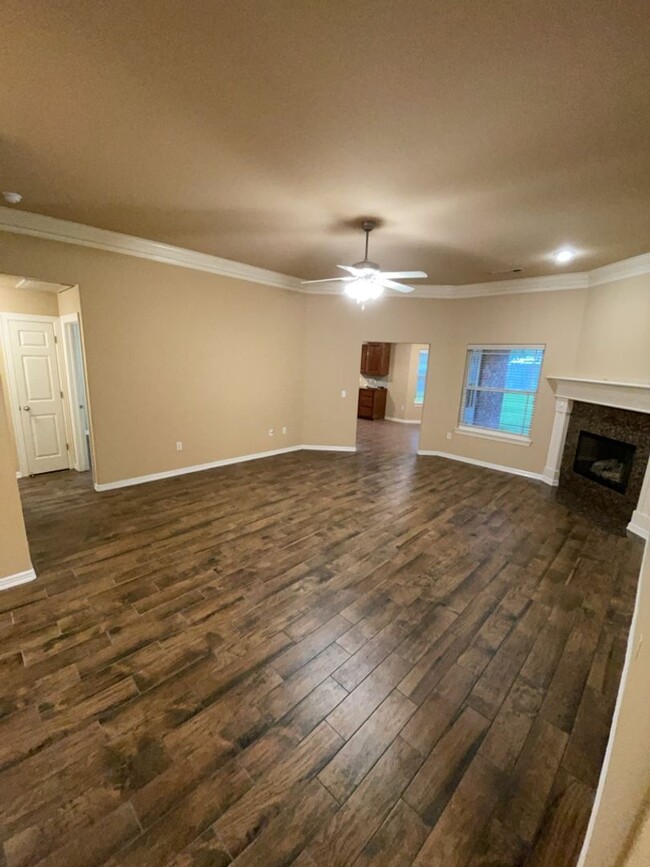 Building Photo - Gorgeous 3 Bedroom 2 Bathroom Single Famil...