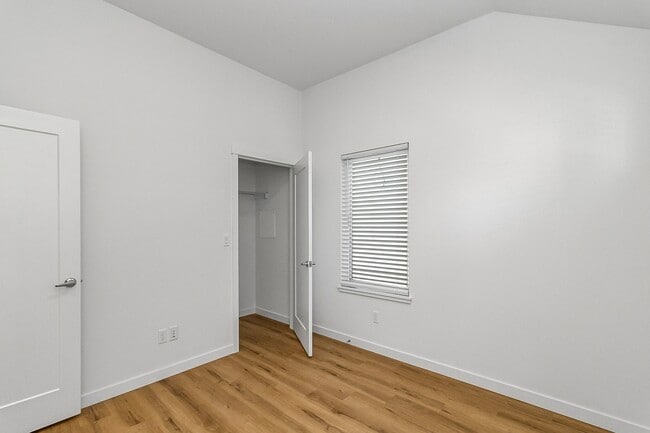 Building Photo - 1040 S Donovan St