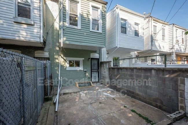 Building Photo - 425 N Curley St