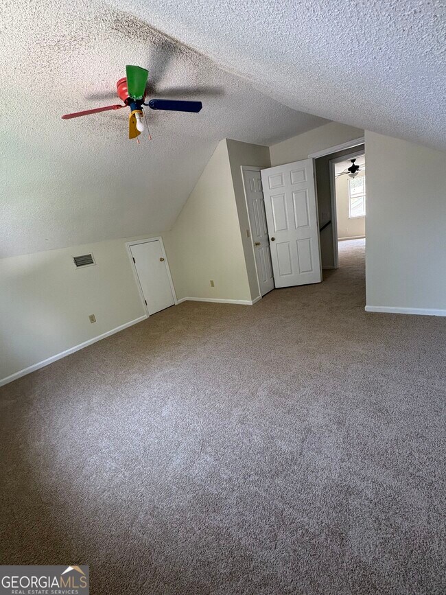 Building Photo - 303 Holly Ct