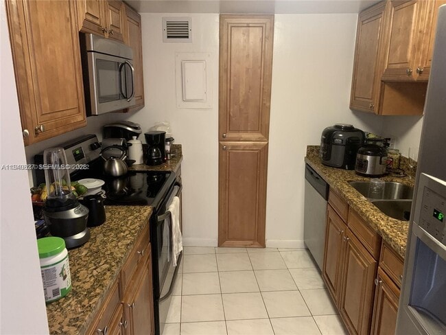 Building Photo - 900 Bay Dr