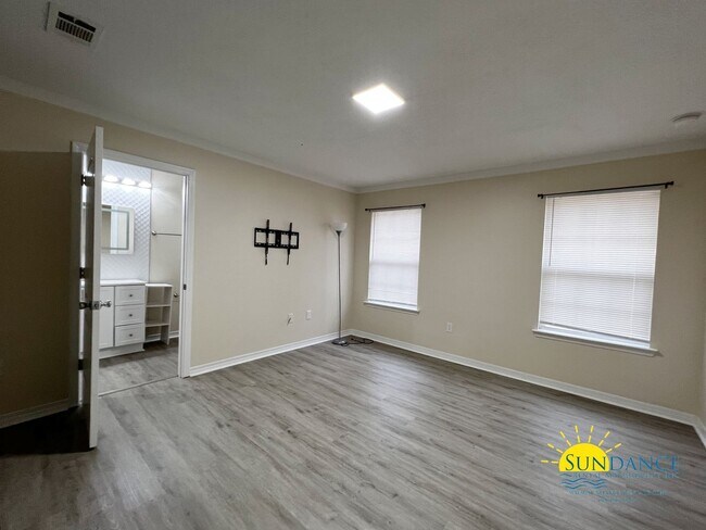 Building Photo - Custom upgrades in this beautiful Crestview home!