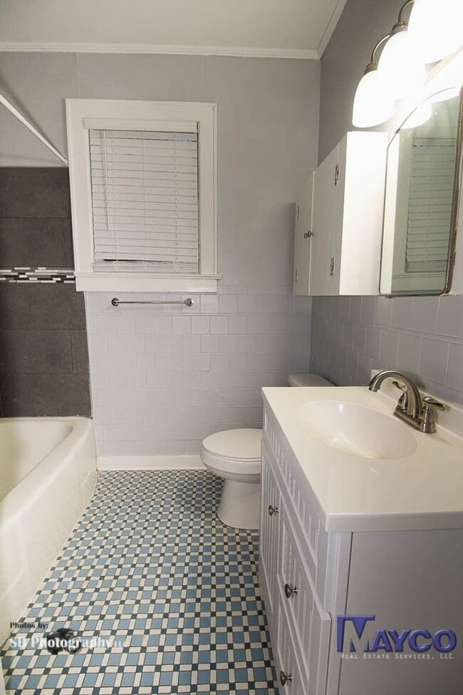 Building Photo - 1 bedroom duplex apartment in Highland!
