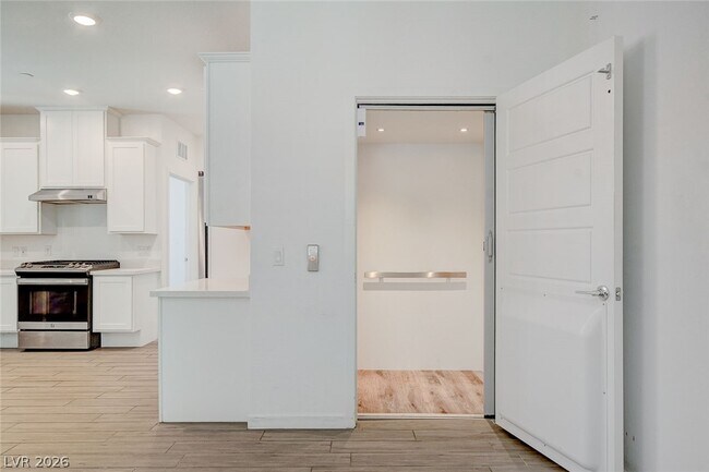 Building Photo - 5730 Sky Pointe Dr