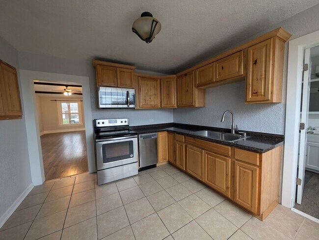 Building Photo - 2 bedroom 1 bath home